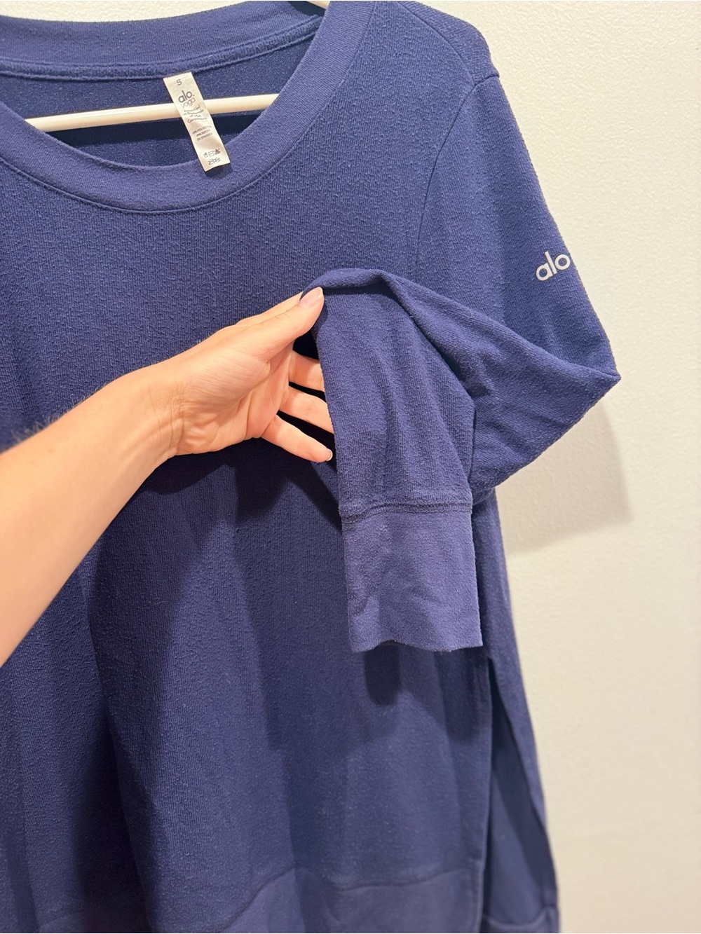 ALO Yoga Navy Relaxed Lightweight Crewneck - Picture 6 of 7